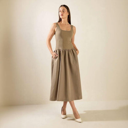 Plus-size solid color sleeveless dress