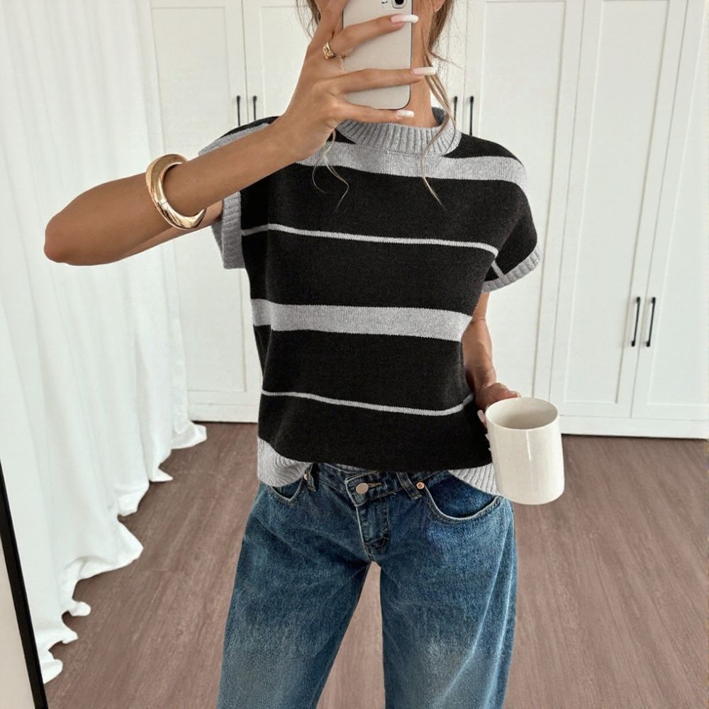Round Neck Appliqué Sleeveless Blouse