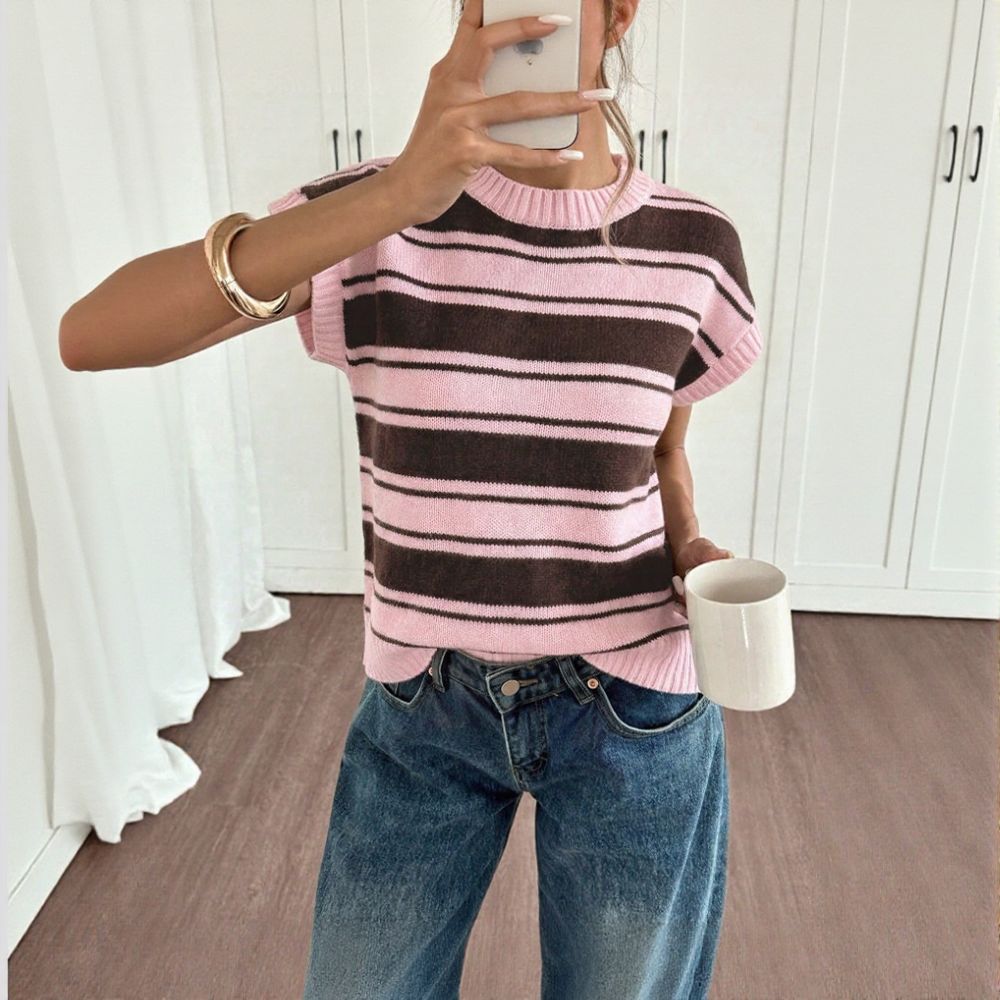 Round Neck Appliqué Sleeveless Blouse