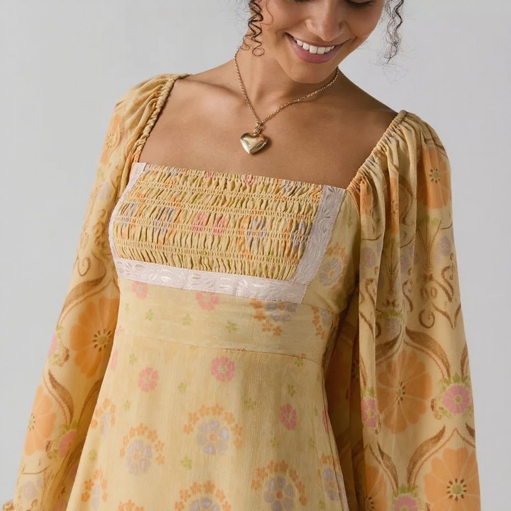 Bell-sleeved short skirt