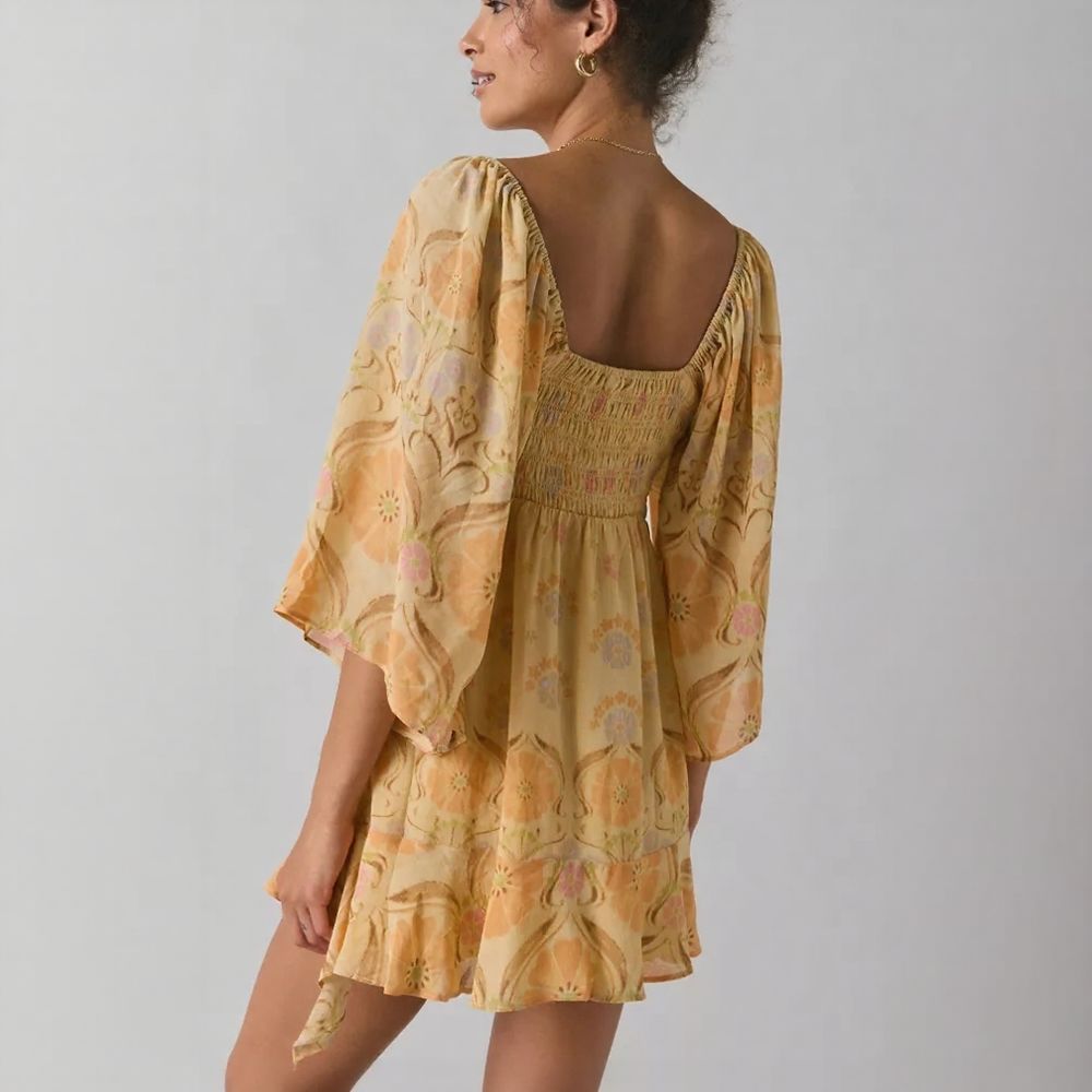 Bell-sleeved short skirt
