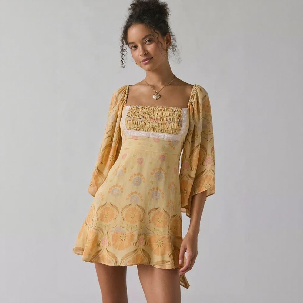 Bell-sleeved short skirt