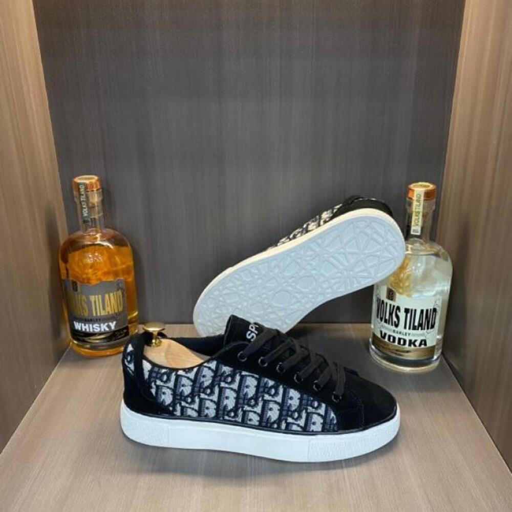 Flat casual shoes